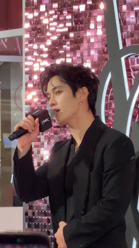 何与西安线下活动生图状态优越，倒三角比例薄肌线条吸睛