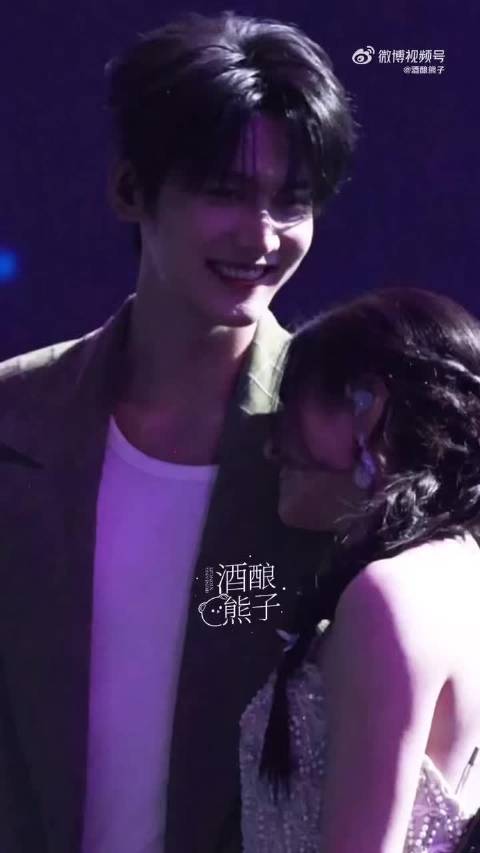 陈妍希周柯宇牵手同行笑容宠溺