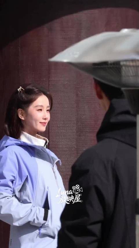 刘诗诗今天线下活动拍摄路透，一姐笑的好好看啊，温温柔柔