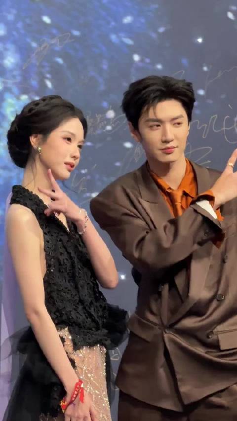 真的顶不住了，这俩帅哥美女赶紧合作吧，导演快递剧本