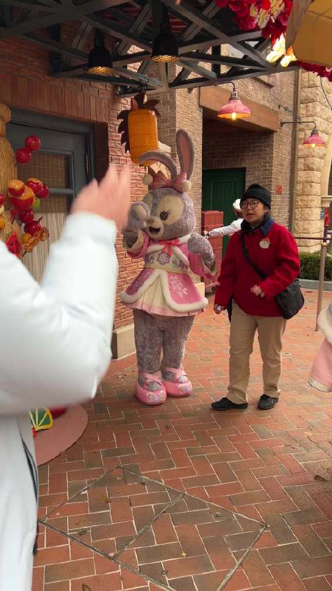 真的给我们露露换个颜色吧 别总穿粉色了