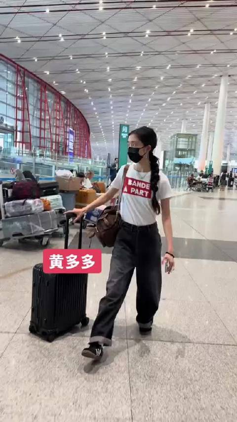 19岁黄多多天生明星相，忧郁气质独特获赞