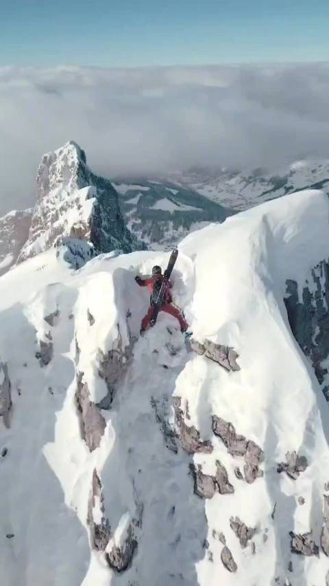 疯狂运动，爬上高山，然后滑下悬崖