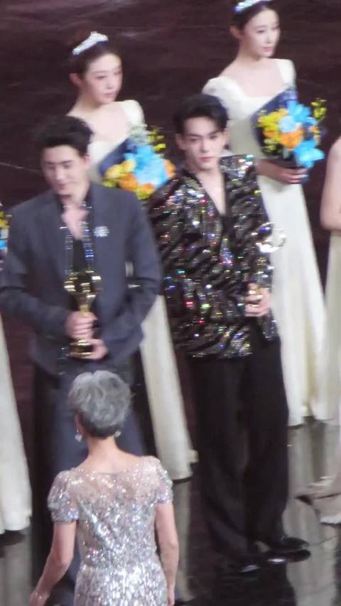 敖瑞鹏曾舜晞微博之夜同台领奖，好棒的两个人！