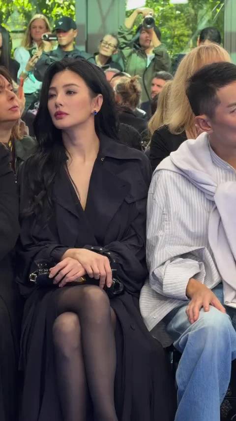 张雨绮出席Lanvin巴黎大秀，她这是瘦了吗