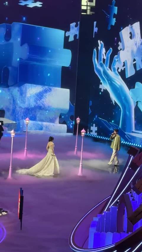 陈妍希和周柯宇这跟婚礼开场唱歌，有啥区别