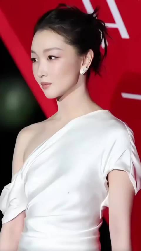 周冬雨回应整容争议，称单眼皮适配大银幕