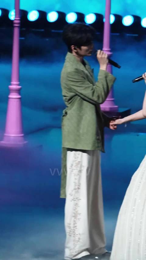 陈妍希周柯宇微博之夜牵手合唱两个人灯暗下来就贴贴，狙击蝴蝶剧粉吃的太好了
