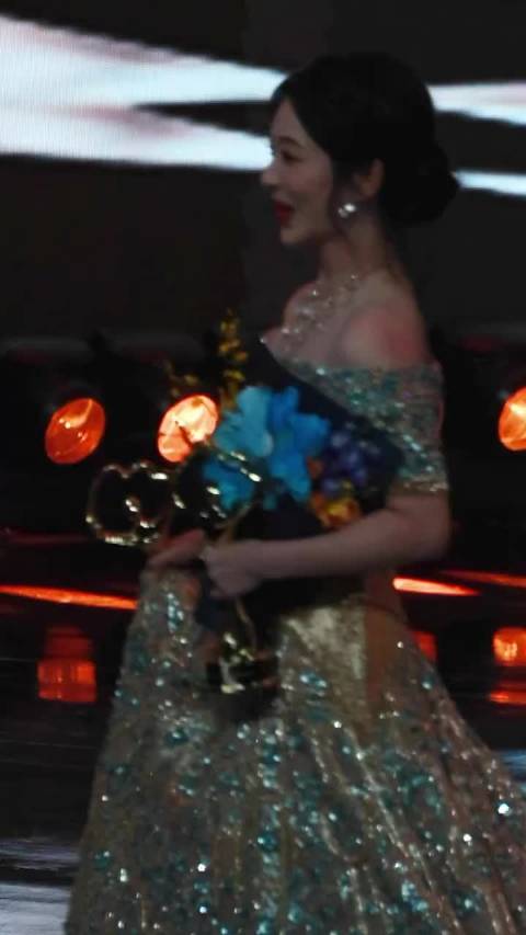 杨紫谢娜颁奖礼后台热聊拥抱