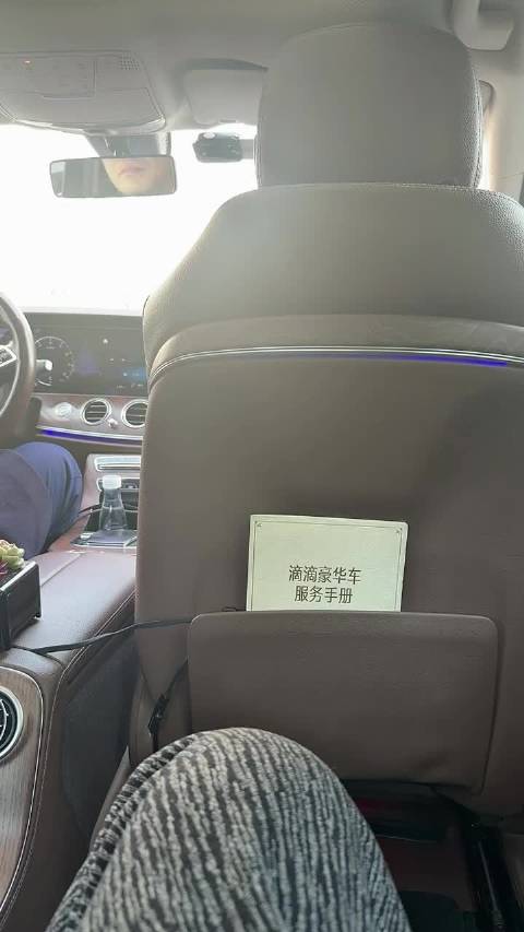 乘客发博称仍在出租车上