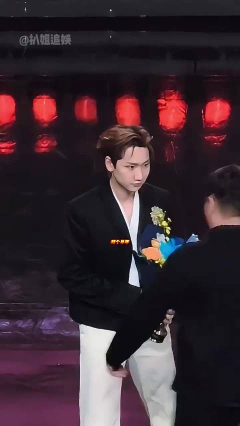 微博之夜状况频出，肖战名牌被撕杨幂领奖遭喊退票