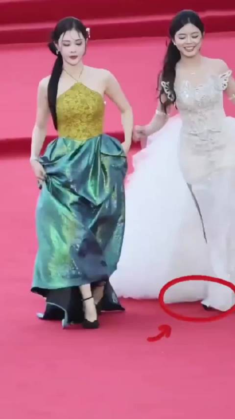 蔡依林迪丽热巴高跟鞋失控，当场扔鞋脚尖行走