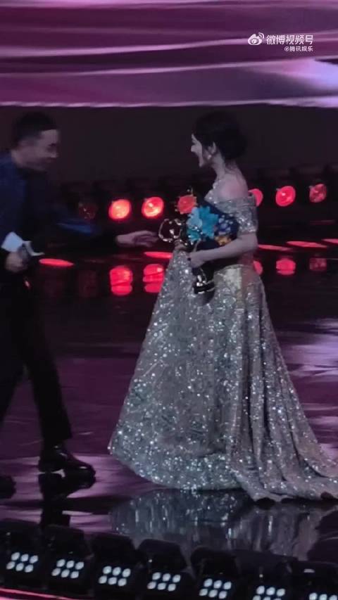 杨紫谢娜微博之夜重逢相拥热聊，暖心搀扶长裙引关注