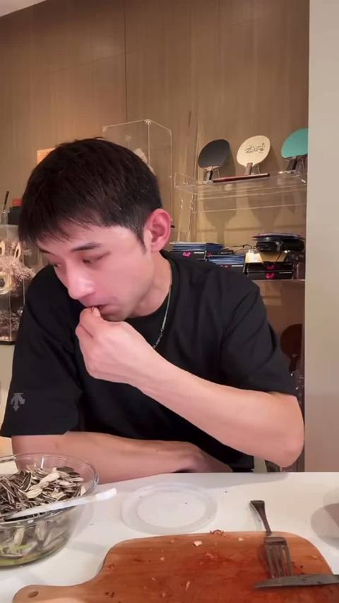 直播睡觉 还思考了一下吗，“我睡觉都关灯啊，怎么直播啊，都黑的”