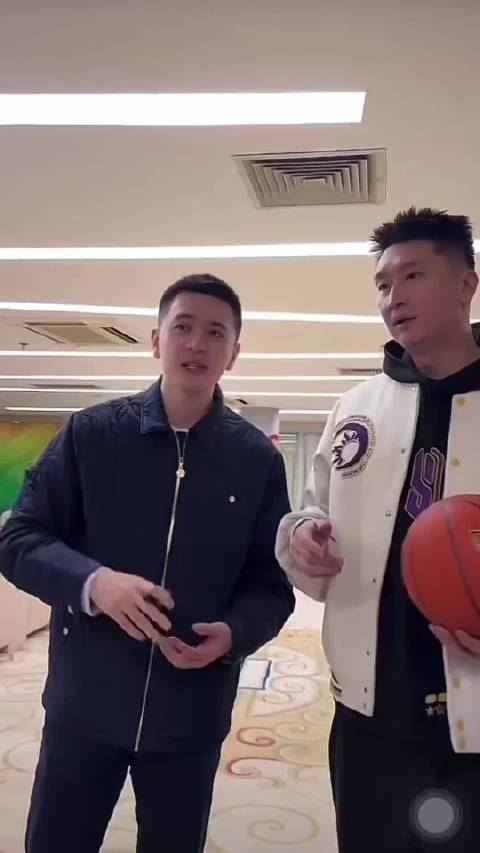 出席呼和浩特CBA俱乐部杯活动的杨鸣老师