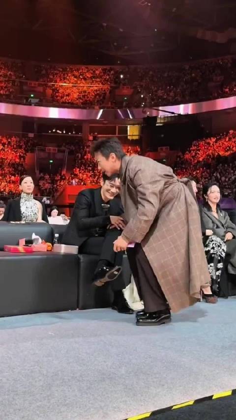 黄渤调侃邓超偷东西引全场爆笑