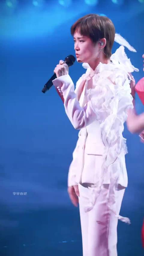 李宇春微博之夜红毯气场全开