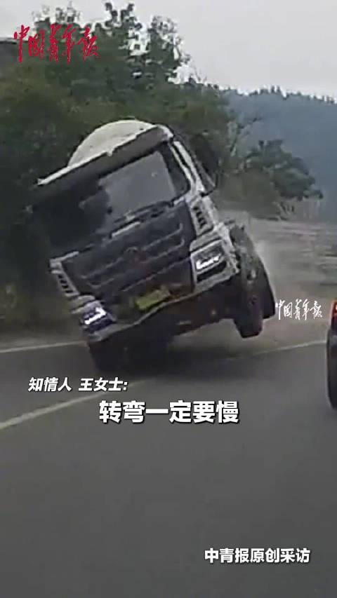 轿车险与水泥罐车相撞吓坏乘客