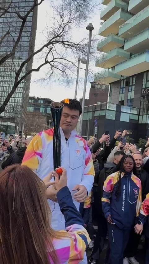 姚明2.6米兰冬奥会圣火传递