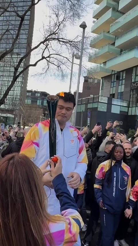 姚明在米兰传递奥运火炬，真是走到哪儿都是焦点