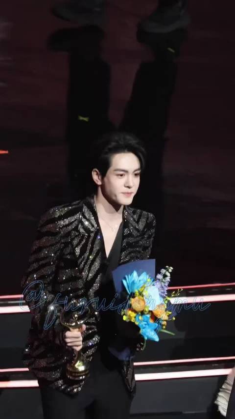 微博之夜曾舜晞领奖 只看到这一会有点可惜了