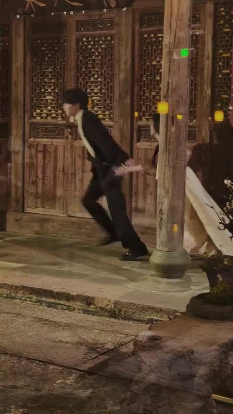 蛋蛋后就是会拍物料 周翊然包上恩这条物料快发出来！