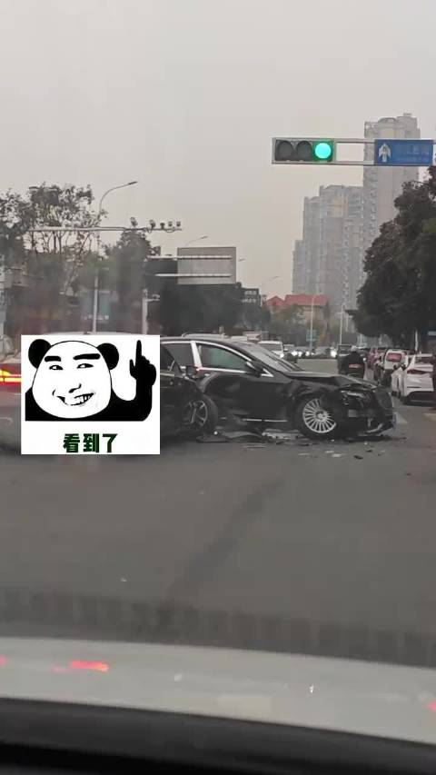 安庆2月5日宝马奔驰豪车相撞现场曝光