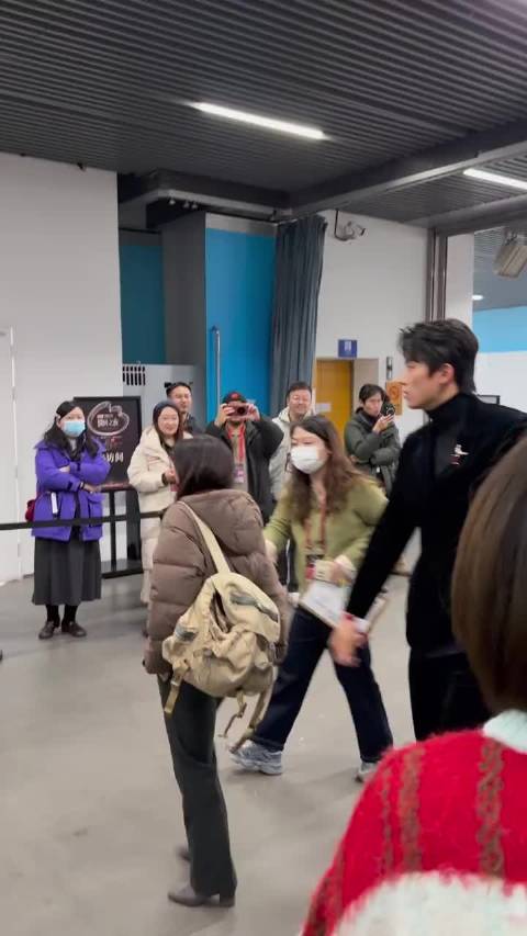 领完奖就淡淡地下班啦～ 妆造真的太神了，根本就看不够，不要走，好不好