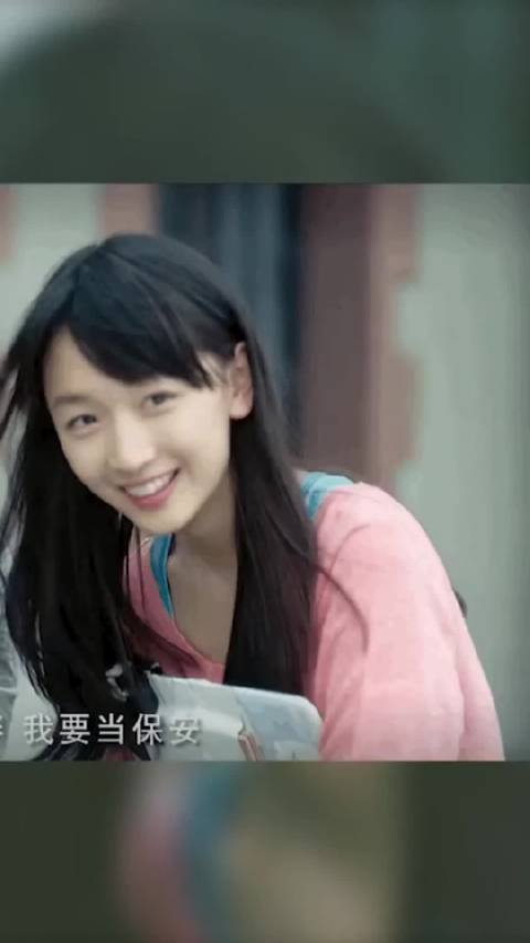 周冬雨回应整容争议，称长相自带青涩灵动少年气