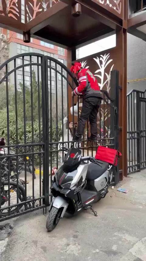 旋风漂移爬墙外卖小哥ᕕ(ᐛ)ᕗ