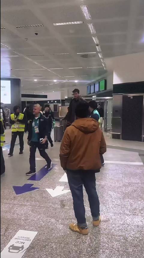 巨人执炬，冬奥添彩！ 姚明米兰传递圣火，以热爱赴冰雪之约