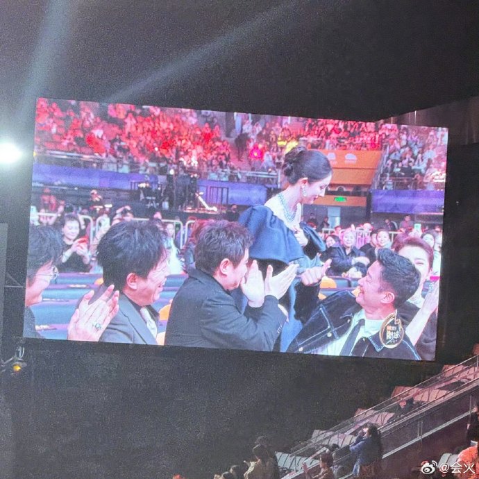 2026微博之夜上，李冰冰、吴京、杨紫和黄渤之间具体发生了哪些互动瞬间？