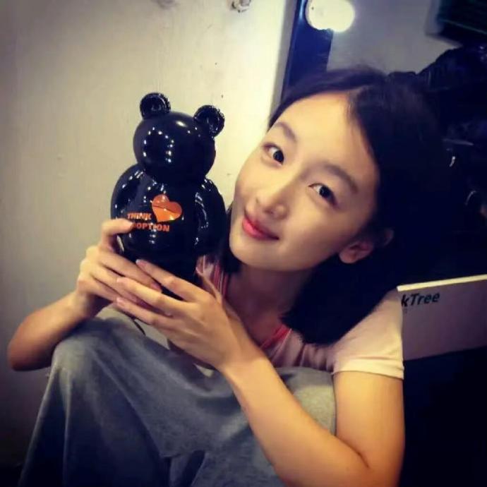 周冬雨“各花入各眼”的审美态度引发了哪些社会讨论？