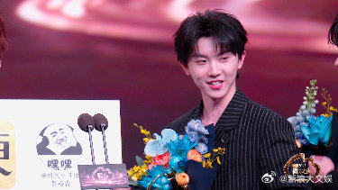 马嘉祺代丁程鑫道歉引爆微博之夜