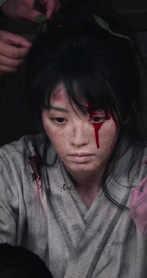 田曦薇战损妆突破常规，脏乱造型展现演员专业状态