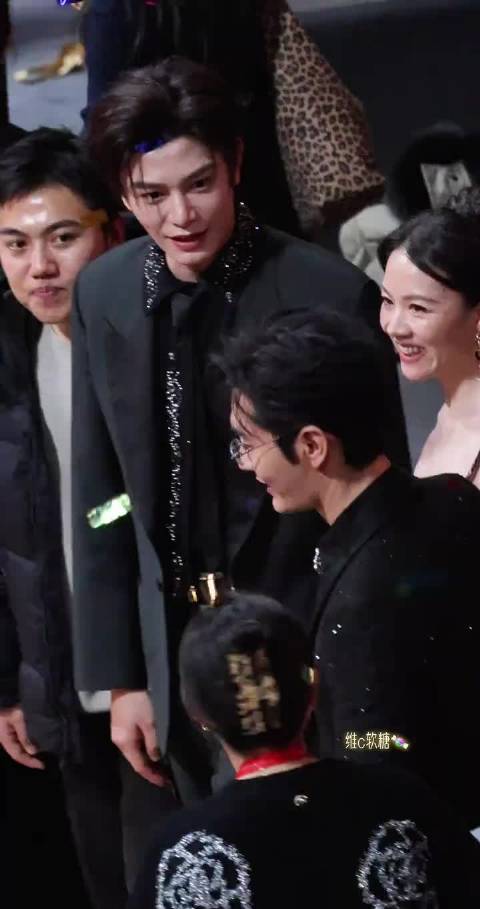 丁禹兮中餐厅拥抱黄店长引粉丝热议