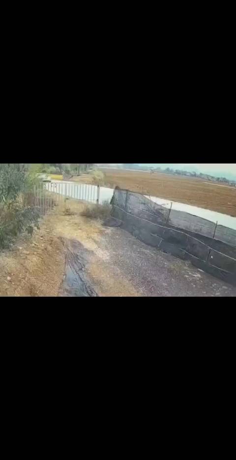 电车与卡车刮碰，引起侧滑，起火，后座车门锁死