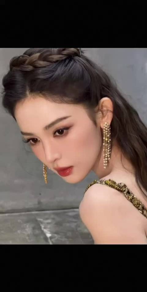 灯光下的娜扎太灵动，怼脸镜头抗住所有考验，真的太美了，小小的脸大大的五官