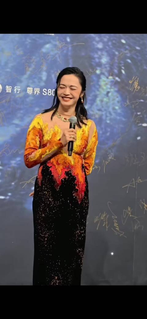 姚晨微博之夜红毯清唱以歌相送