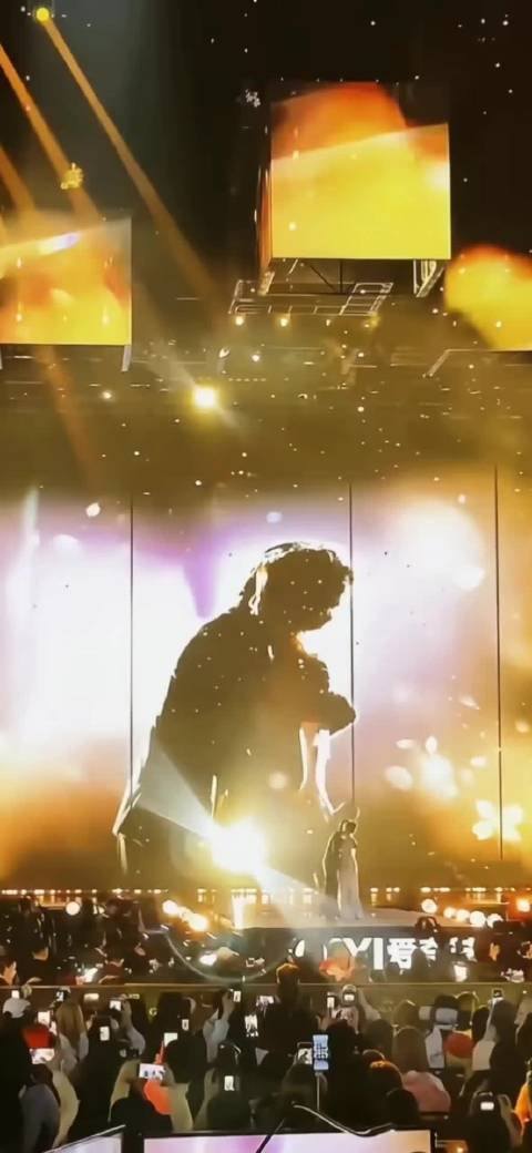 那一次他借着作品，再一次拥抱了他的女主 @白鹿my @曾舜晞Joseph