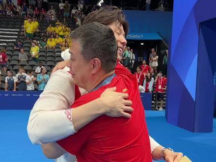 男子混合接力夺冠，海洋与崔导相拥庆胜利