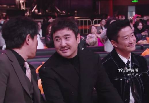 嘎嘎嘎沈腾听完杨幂获奖感言之后一个箭步就冲上去扶杨幂下台