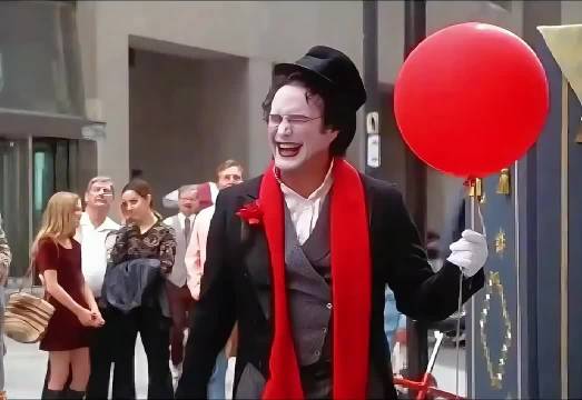 小丑故意放飞手中气球，竟然是谋划一起惊天大事