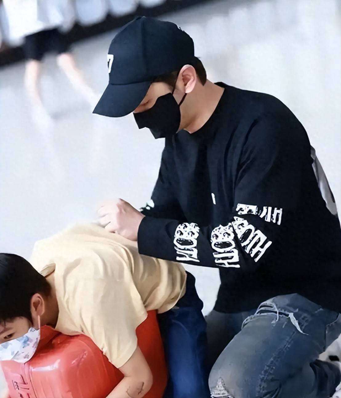 黄晓明baby合体为9岁儿子庆生,小海绵戴老虎帽迪士尼玩嗨