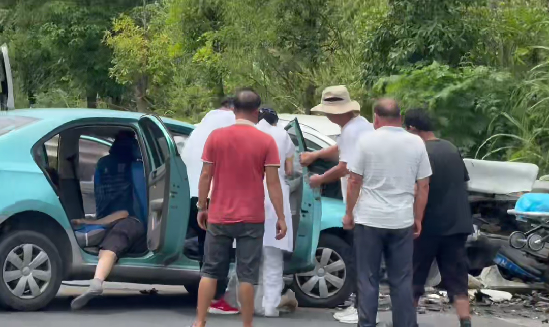 邓新宇：危急时刻，他从车里救出3人 - 邵阳