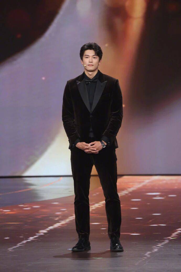 汪顺的正装格调:体坛荣耀里，丝绒与积家揉出的运动绅士自成一格