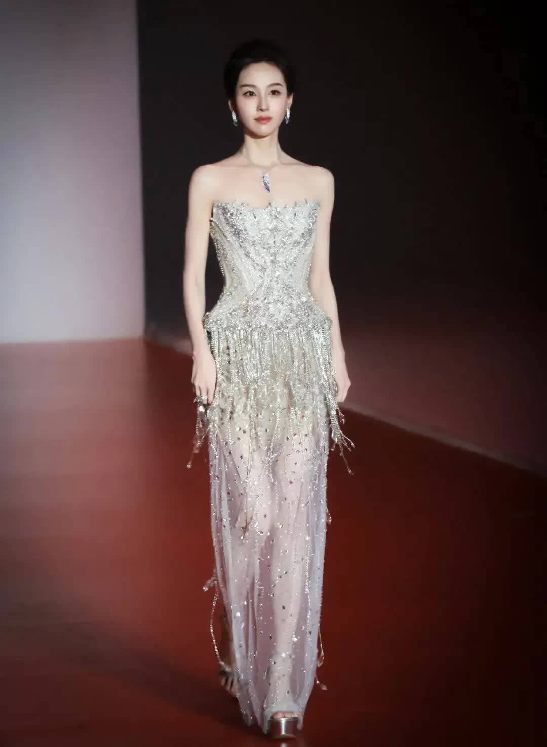 陈都灵红毯造型惊艳，实现华丽蜕变 - 360娱乐