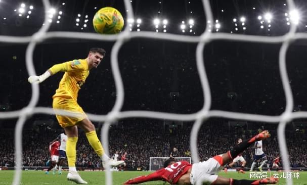 联赛杯热刺4比3淘汰曼联，门将犯错成焦点，联赛战利物浦难赢