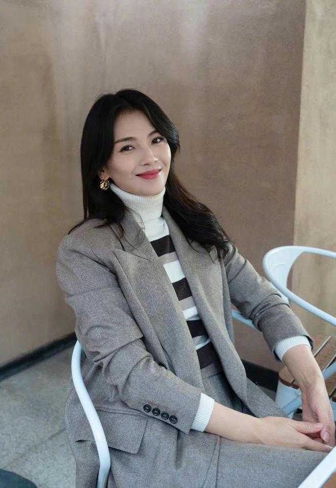 刘涛衣品真不错，演绎两套秋季气质型穿搭，西装干练大衣优雅！