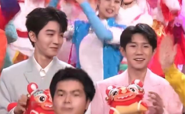 TFBOYS春晚聚首：易烊千玺李宇春合唱，王俊凯王源同框
